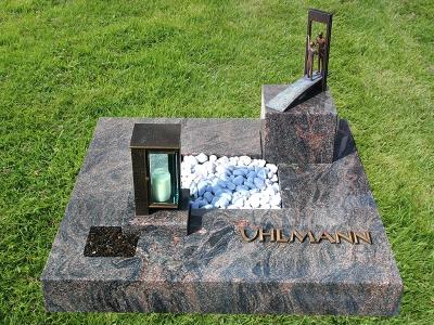 Urnengrab von Weber Grabmale Nr. 31 – Mehrteiliges Urnengrab 100×100 mit eingearbeitetem Podest für Grablaterne und Bronzeornament Mehrteiliges Urnengrab 100x100 mit eingearbeitetem Podest für Grablaterne und Bronzeornament