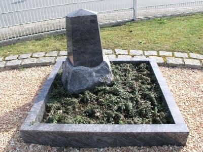 Urnengrab mit Einfassung und Grabstein in Obeliskenform