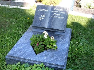 Urnengrab aus Granit mit Einfassung, Urnengrabstein in Buchform und vertiefter Schrift