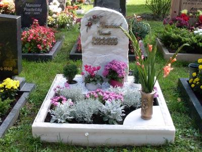 Urnengrab aus Marmorfels mit Einfassung und Urnengrabstein als Findling