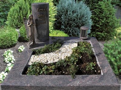 Urnengrab mit Umrandung aus einem Stück gearbeitet mit integrierter Pflanzfläche, passender Stele, Grablampe, Bronzeengel und Bronzeschrift