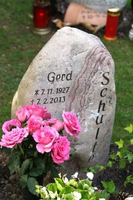 Findling als Grabstein für Urnengrab mit Inschrift