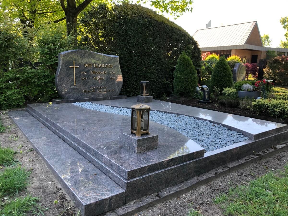 Aufwendig gestaltete Doppelgrabanlage mit Grababdeckplatten auf dem Friedhof Borken-Burlo, geliefert von Weber Grabmale aus Dülmen