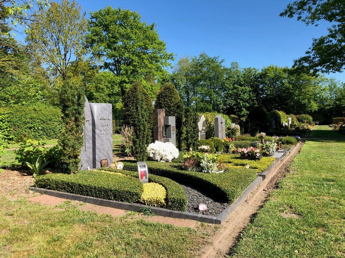 Am Friedhof in Borken-Burlo durften wir bereits einige Grabmale / Grabsteine für unsere Kunden als besonderes Andenken an den verstorbenen Menschen aufstellen.